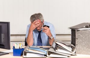 Hohe Arbeitsbelastung ist einer der häufigsten Auslöser von Burnout. 