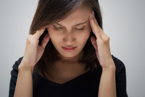 Viele Frauen leiden während ihrer Periode unter Migräne.