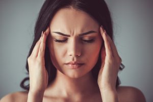 Kopfschmerzen und Konzentrationsprobleme sind die häufigsten Symptome von Eisenmangel. 