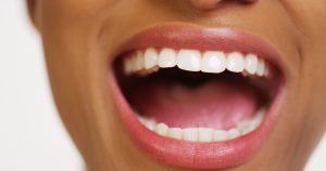 Wir erklären, was schmerzempfindliche Zähne versursacht und was wirklich bei empfindlichen Zähnen hilft . 